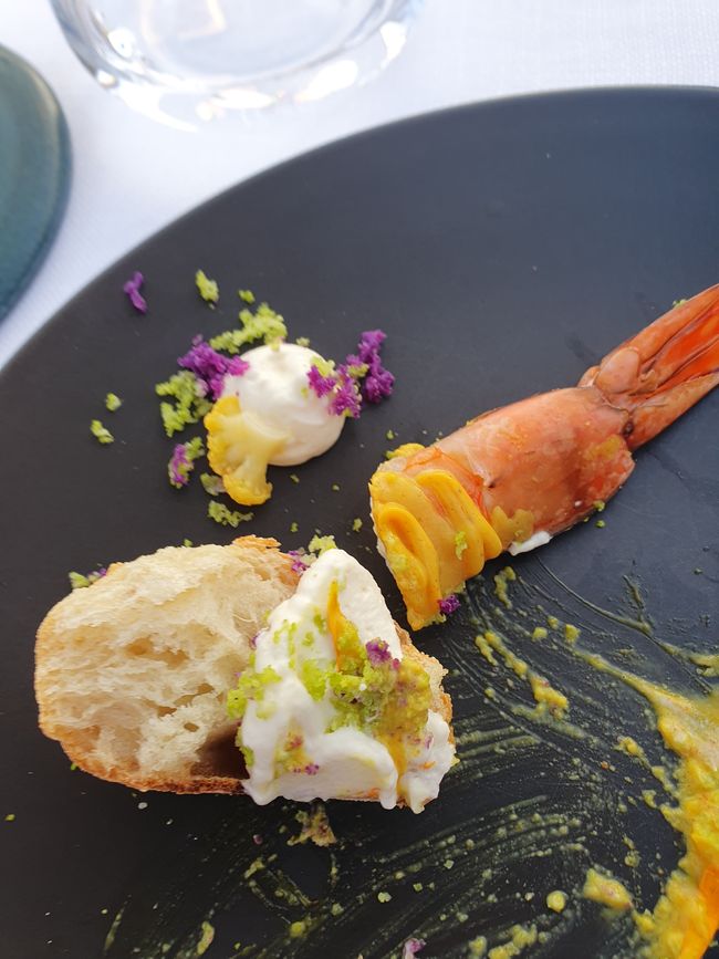 Fast schon aufgegessen. Cevice Langostino mit Currycreme, Schaum(?) gepickelten Kohl und Blumenkohl.