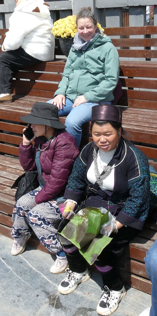 Abajo a la derecha nuestra guía Bahn, una Black Hmong