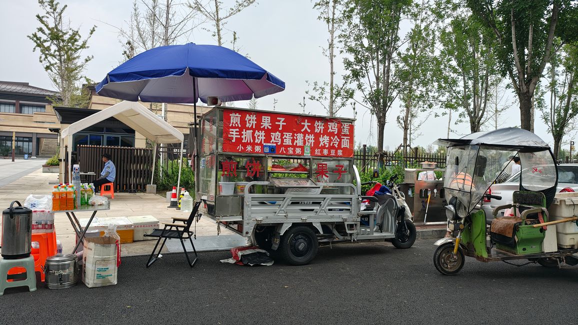 Puesto de comida frente al museo