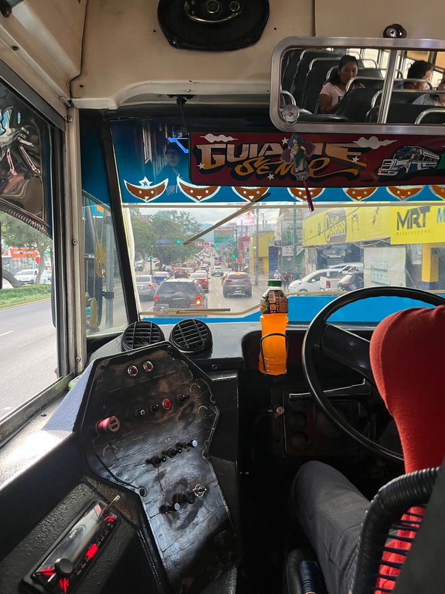 Im Chicken Bus durch Guatemala City