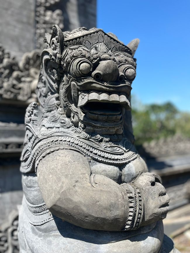 Wächtergigur beim Tanah Lot