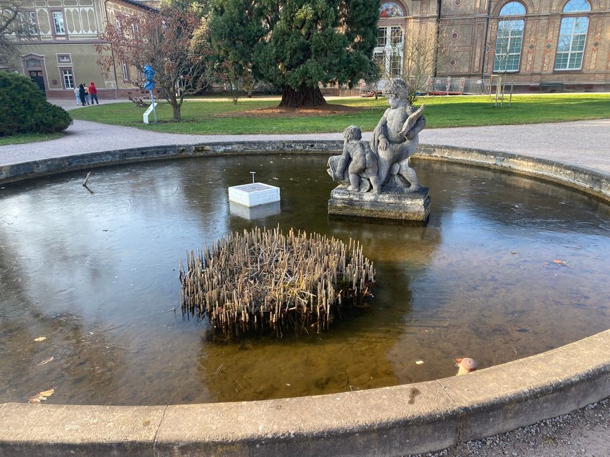 Die Wasserspiele sind abgestellt und eine Eisdecke hat sich gebildet
