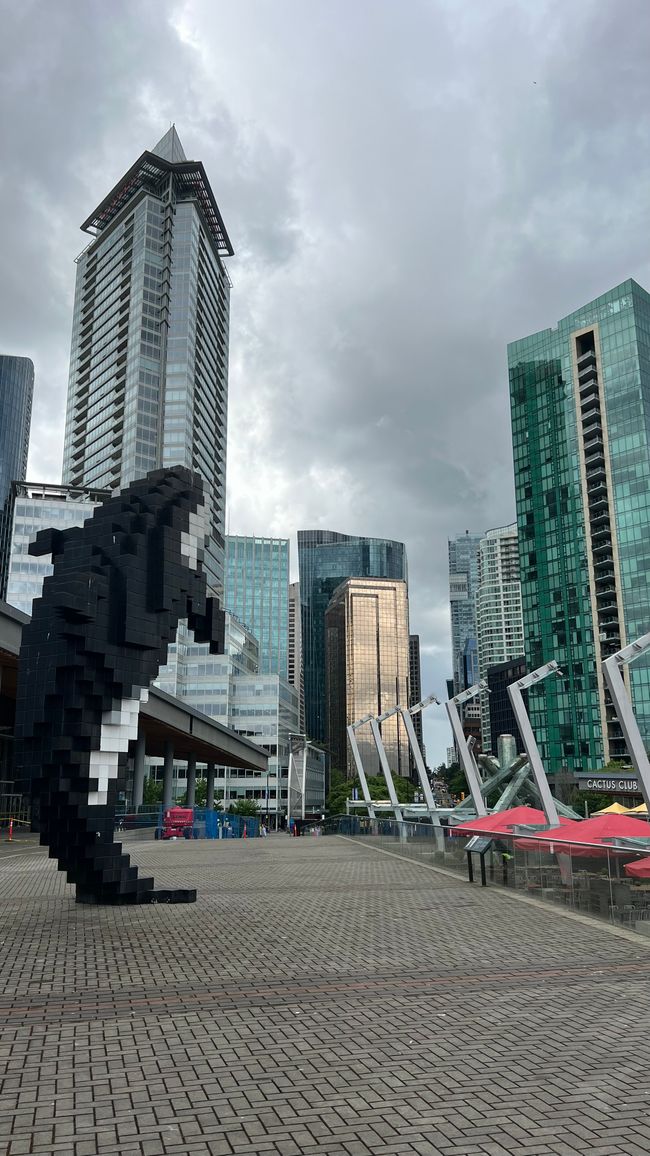 Estatua de orca en Coal Harbour