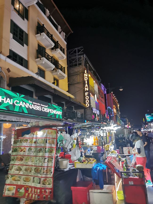 ……稍微逛下考山路，穿梭于繁忙的人群中，时不时享用一下清凉饮料……