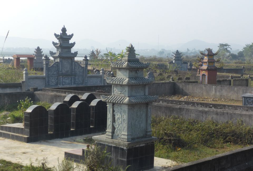 Petit cimetière près de Pho Ria