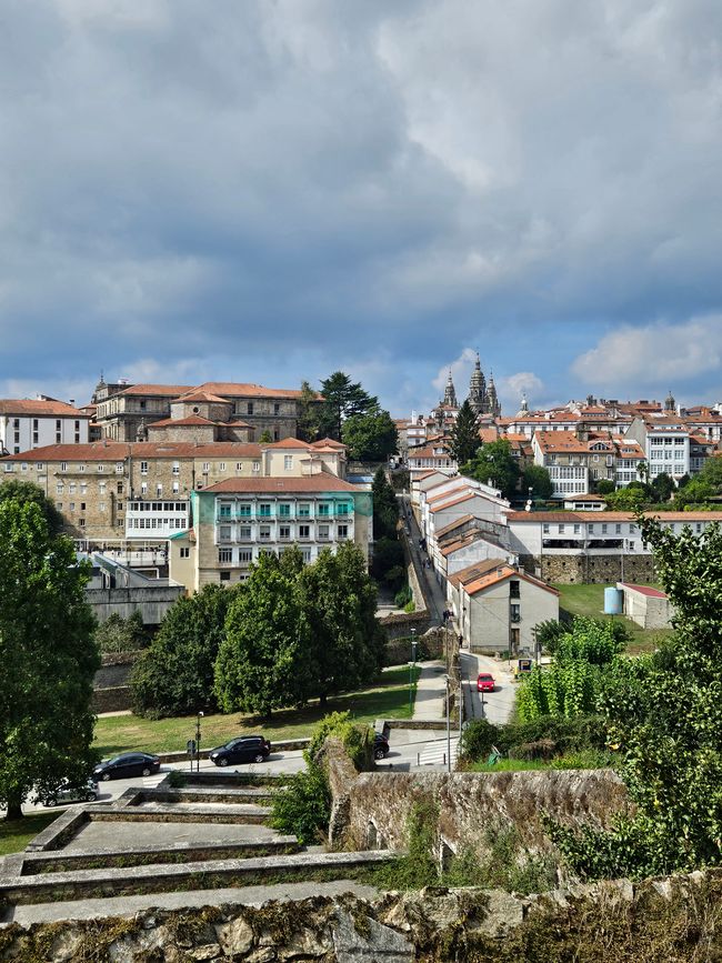 Vista de Santiago y las torres de la catedral