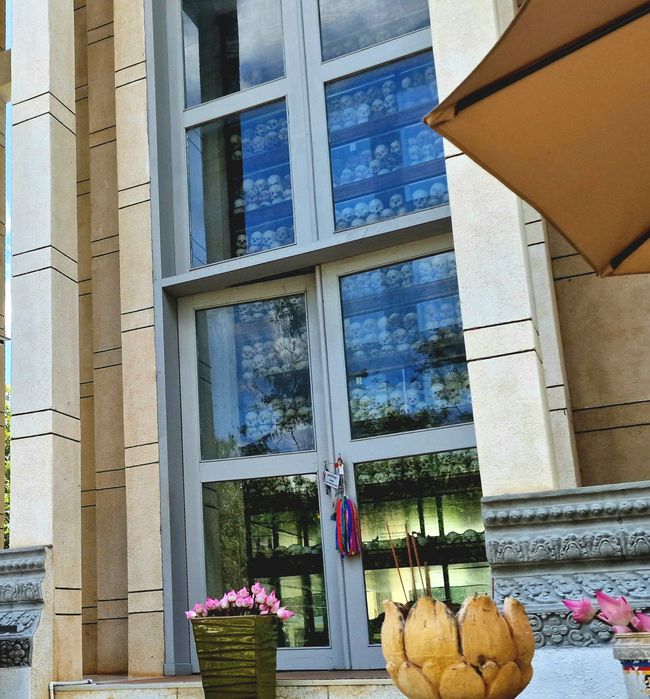 Als die Pagode voll der Überreste war, entschlossen sich die Hüter die verbliebenen Toten in den Gräber ruhen zu lassen. 