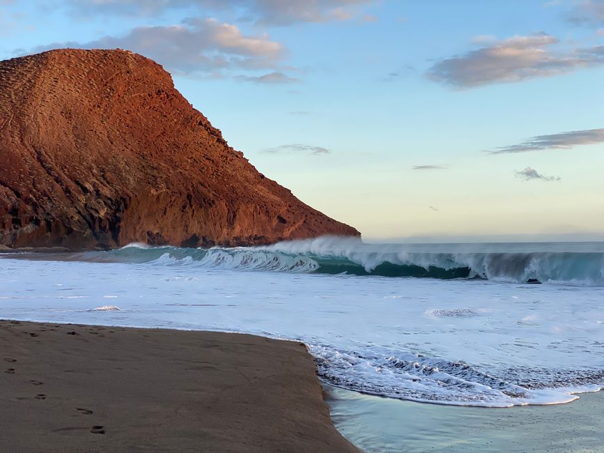 Ungewöhnlich hoher Shorebreak am Montana Roja bei El Medano