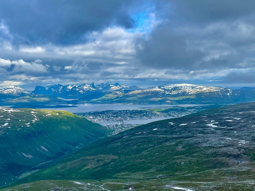 Der Blick ins Tal, zur Eismeerkathedrale, über Tromsø Richtung Håkøy, Rødtinden und Erstfjord.