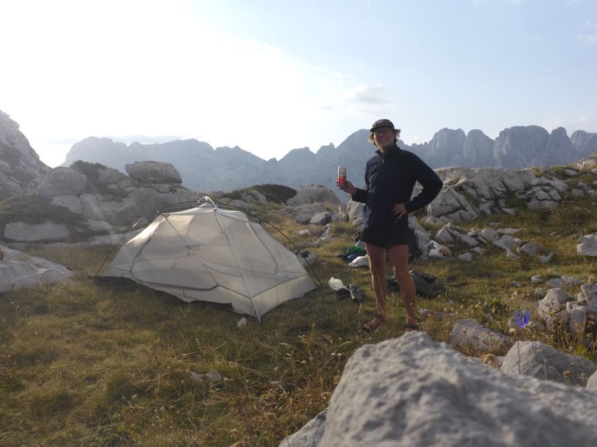 Mein Biwak-platz mit Bier auf 2000m