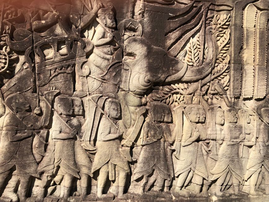 Angkor Thom - der Bayon Tempel - Relief mit Elefanten und Kriegern