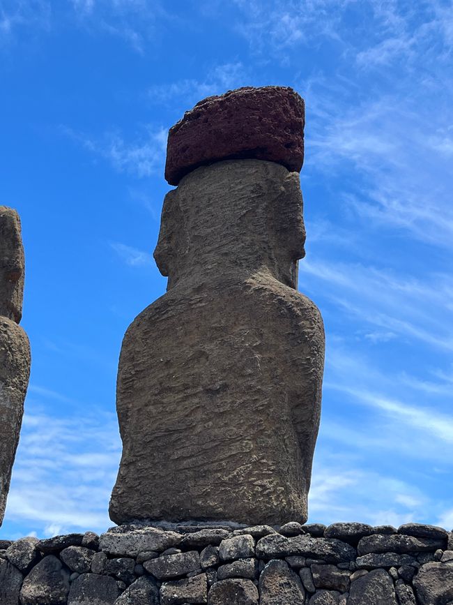 In lontananza, nella parte bassa della collina, si vede la fabbrica