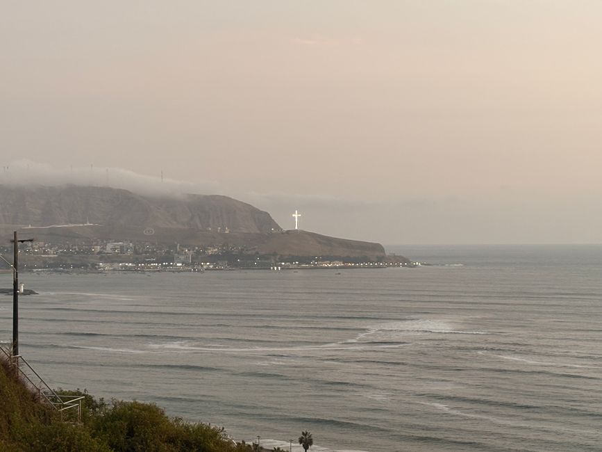 sopra la scogliera a Miraflores il mare è più bello che direttamente in spiaggia