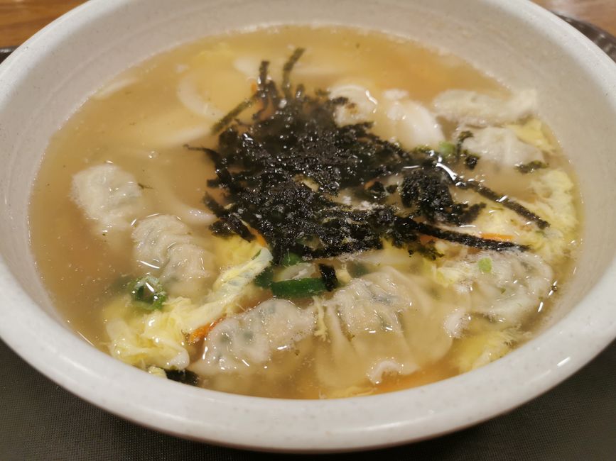 떡만두국: 떡 tteok (Reiskuchen), 만두 Mandu (Dumplings), 국 gum (Suppe) 