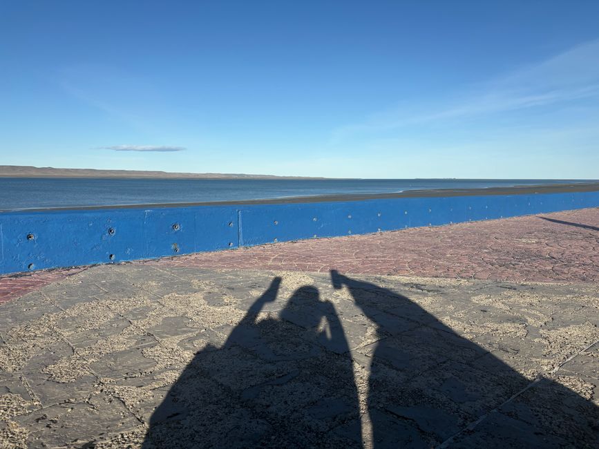 Sitting at the promenade, of course you cannot see the river from here…