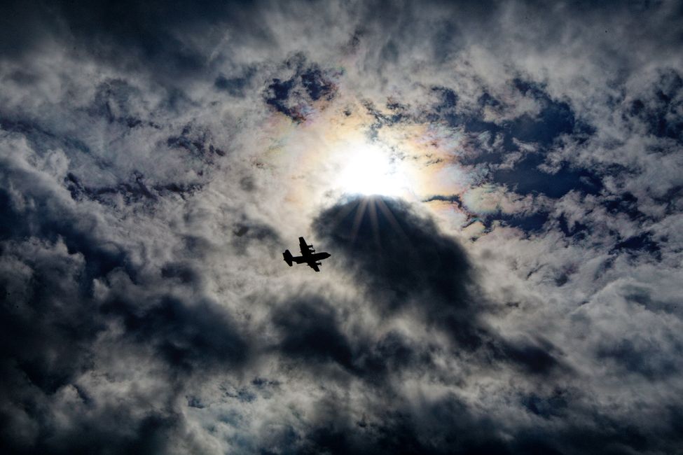Flugzeuge und Fallschirmspringer