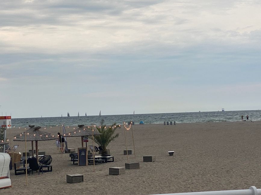 Auch die Strandbar war verlassen - der Himmel versprach Regen und der kam auch.