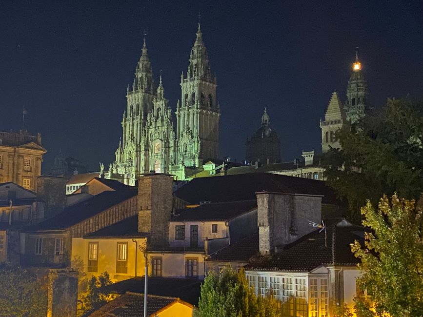 Santiago de Compostela realmente nos impresionó - nos quedamos otra noche (y aquí estamos esperando los fuegos artificiales)