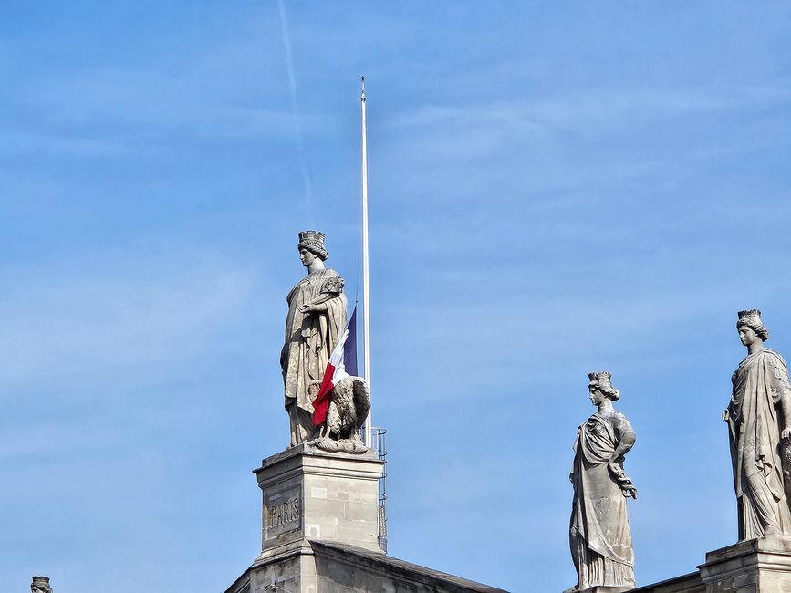 A mezz'asta per il Papa defunto