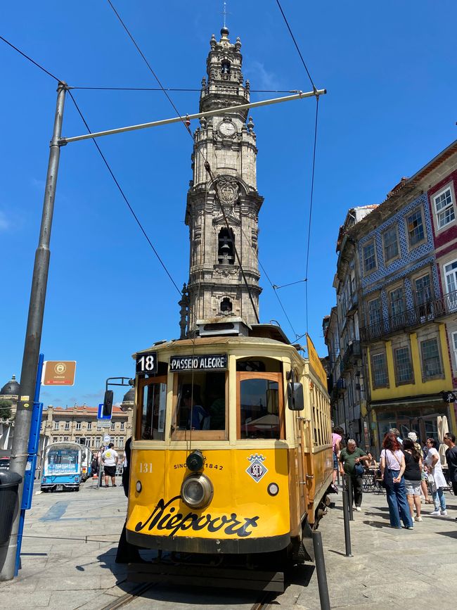 Un tranvía histórico también circula por Porto, evitamos la larga espera para subir a la Torre Igreja dos Clerigos (y tomamos el Tuk-Tuk)