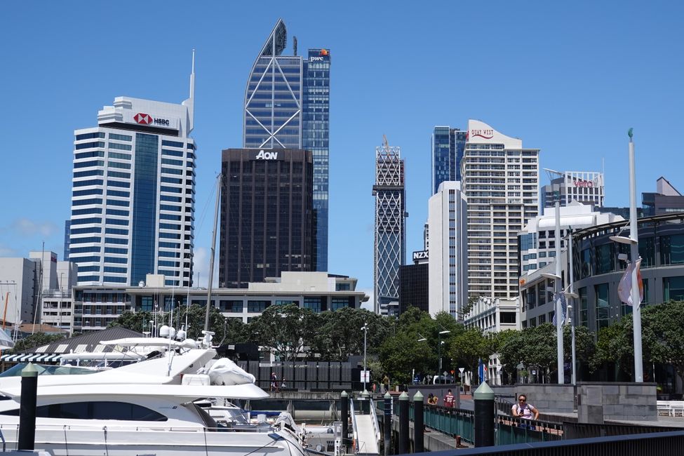 Rivage du port et skyline d'Auckland ....