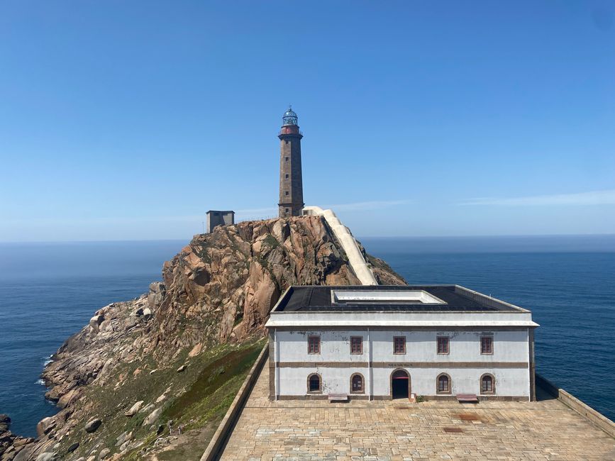 El faro de Cabo Vilan bajo un sol radiante...