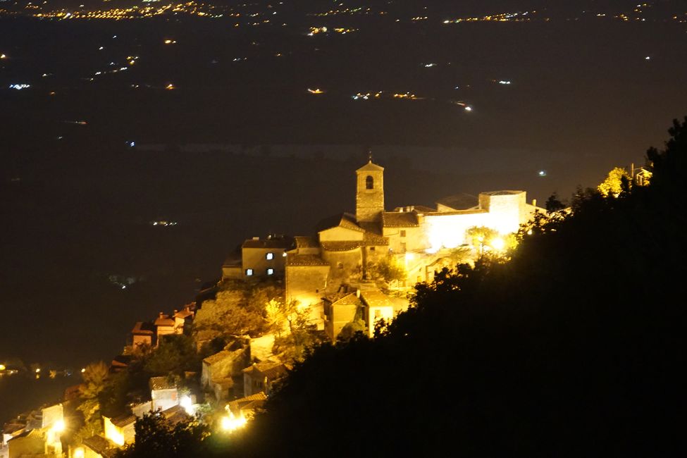 Poggio Bustone a une apparence fantastique la nuit (source de l'image : www.valledelprimopresepe.it)
