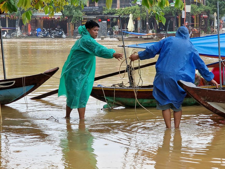 Vorüber die Flut.
Wer sah es wohl, du selig Land, 
wie dich die Welle überwand.