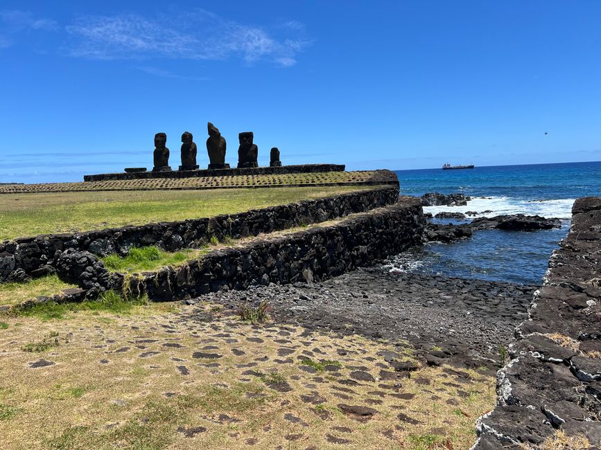 Auch hier die Plattform wieder gut erkennbar - das zugehörige Dorf lag vor den Moai