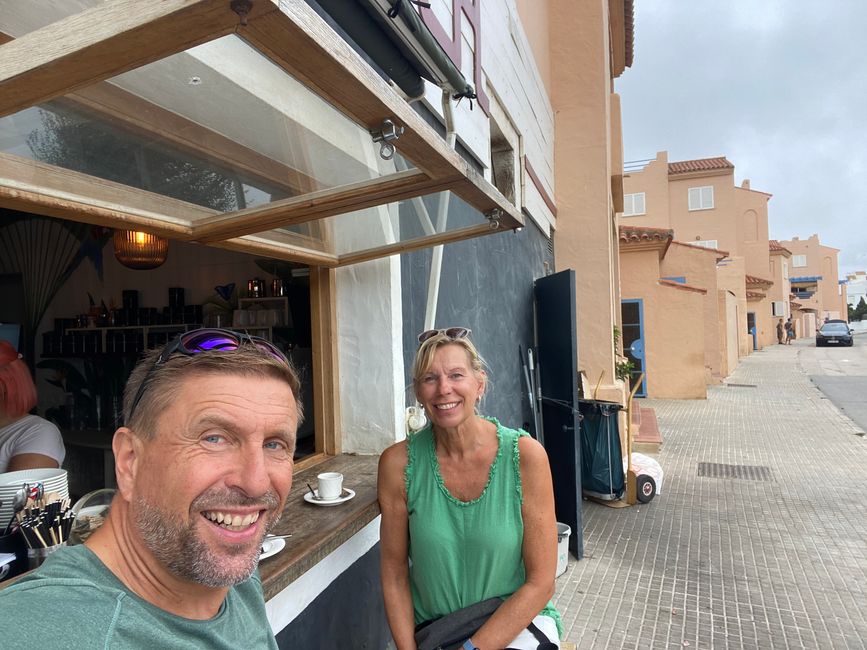 Unser Lieblingscoffeeshop Surla in in Tarifa mit Kaffeeklappe und dem besten Kaffee