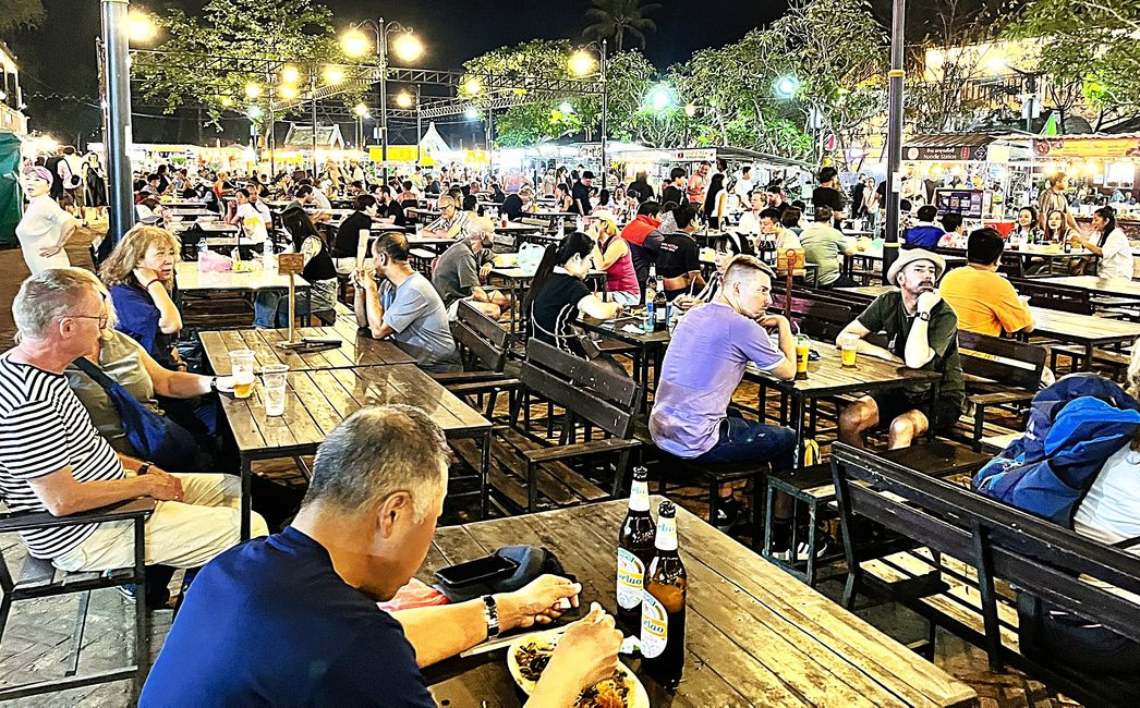 Foodcourt beim Nachtmarkt in Luang Prabang