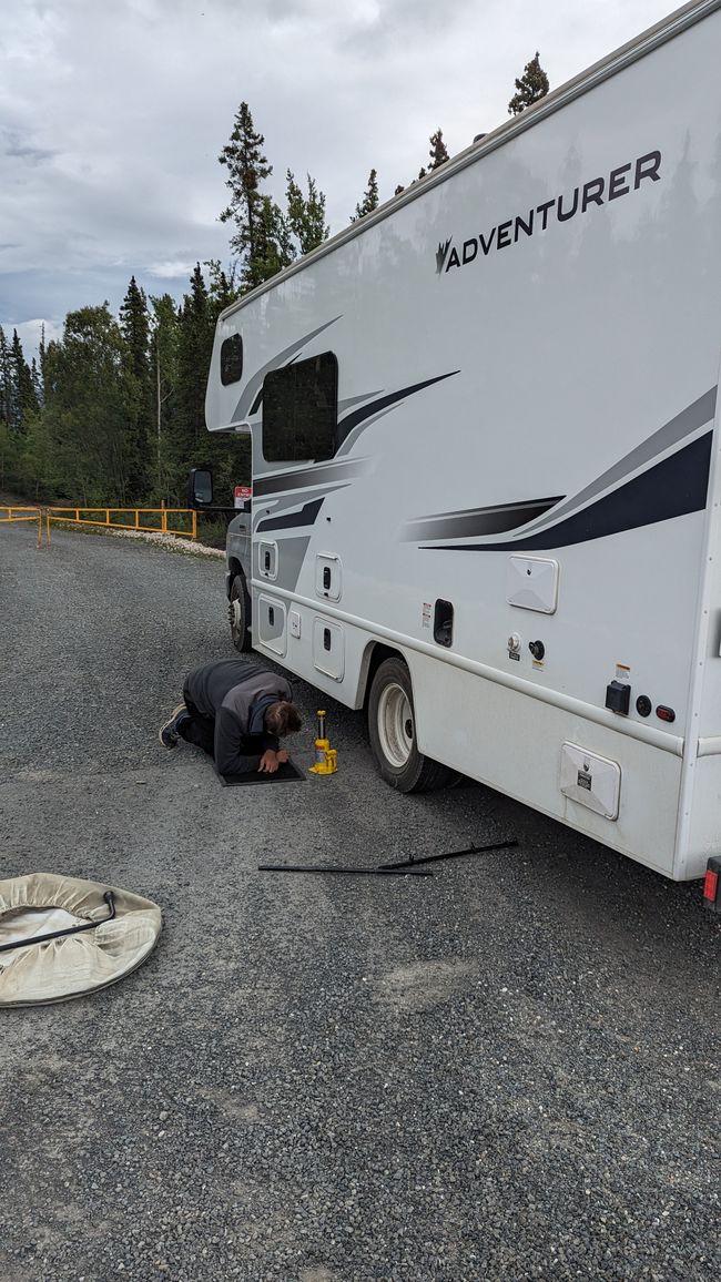 Tag 28: Kathleen Lake - Whitehorse: And Zack - there's the flat tire!