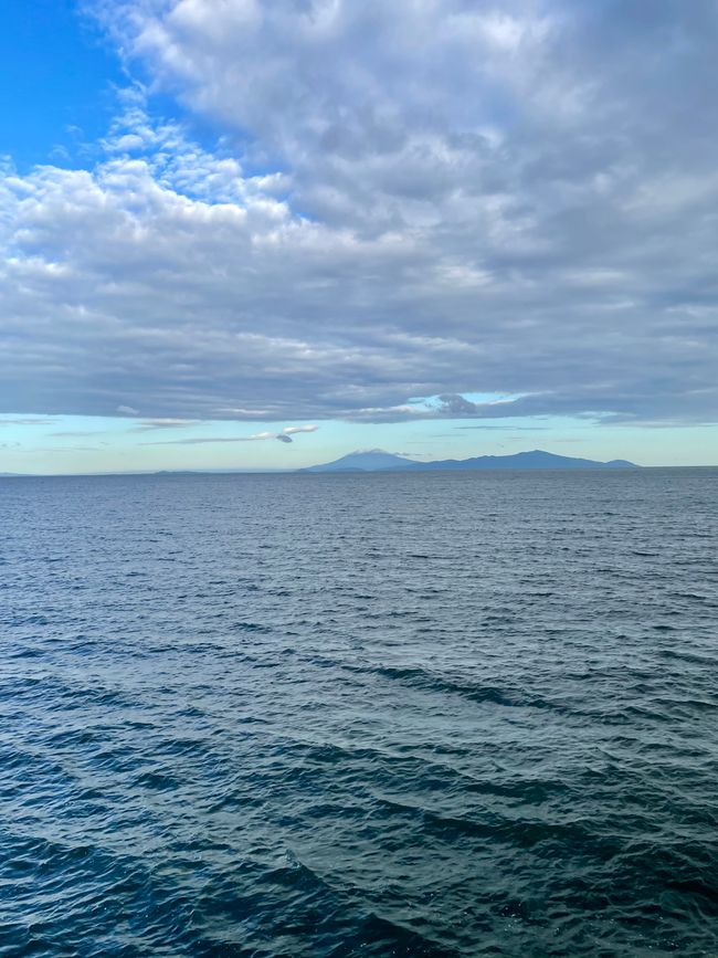 Abreise von der Insel im Morgengrauen