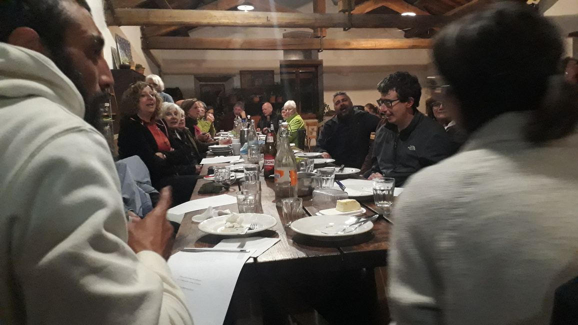 Eine muntere Runde an der langen Tafel
