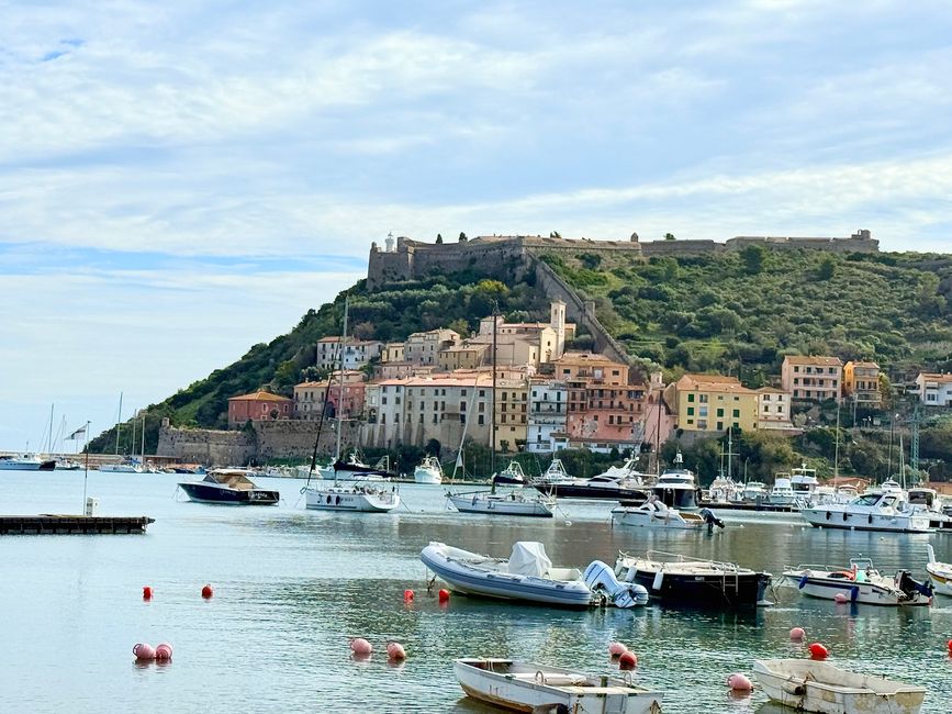 Und La Rocca, das heute als Hotel gut betuchte Gäste empfängt.