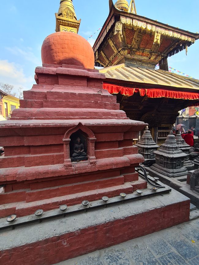 Der hinduistische Tempel mit den Gebetsmühlen an der Außenwand.