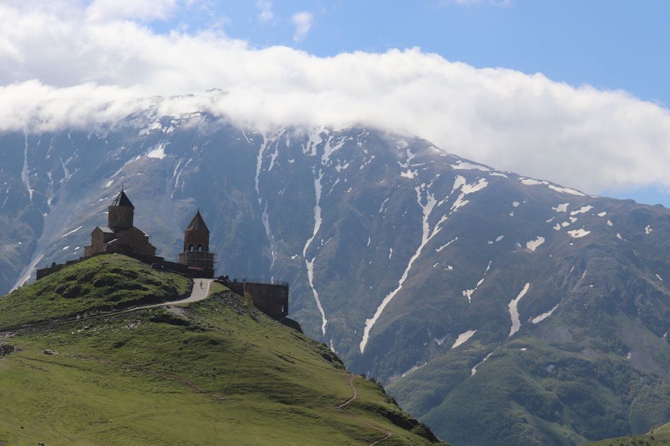 fast schon ein Wahrzeichen Dreifaltigkeitskirche im Kaukasus