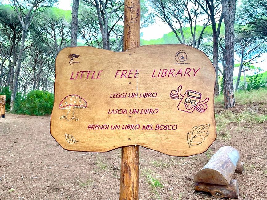 Ein Schild weist auf die Bücher hin.