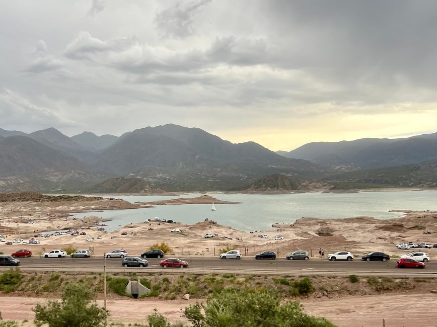 heute war Feiertag in Argentinien - man fährt aufs Land und in die Berge. Hier der angestaute Rio Mendoza
