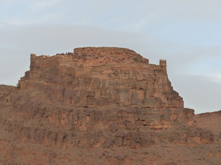 Einer der Agadire hoch auf dem Berg - gut getarnt