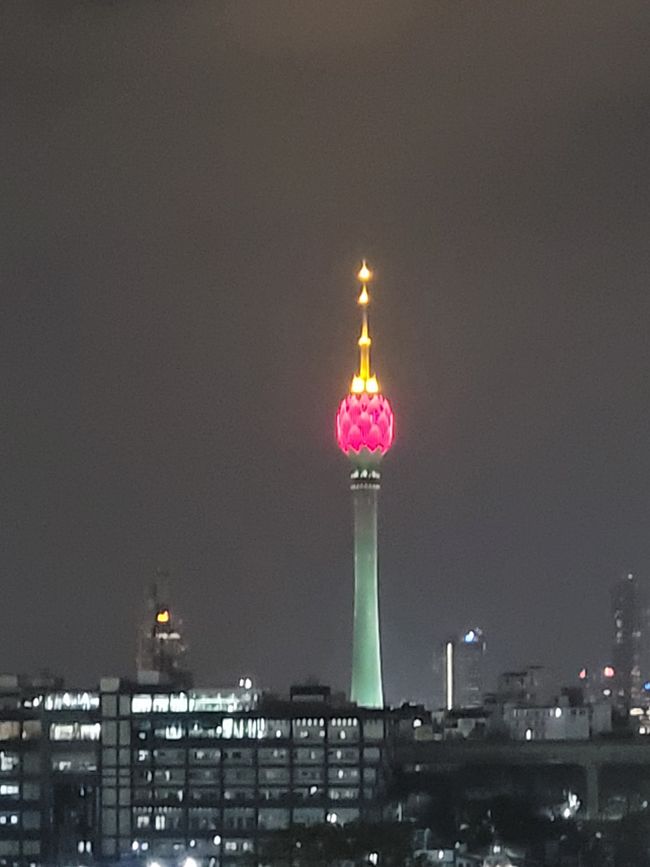 Lotus Tower bei Nacht
