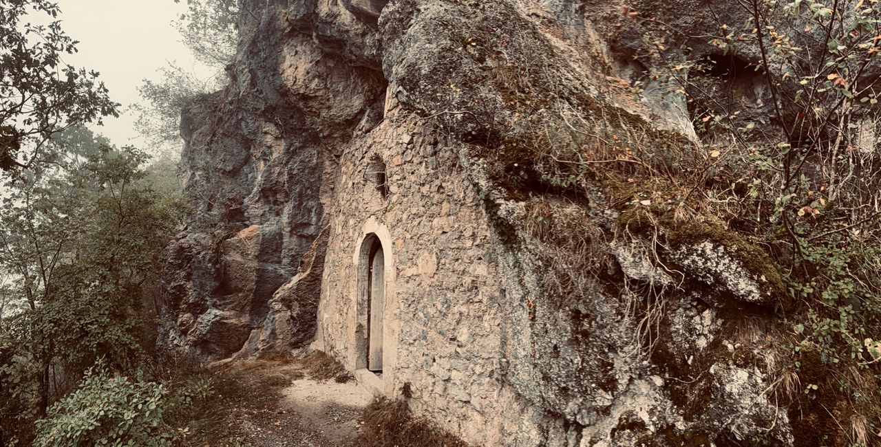 Just taucht neben dem Trail ein in den Fels gemauerte Kapelle auf
