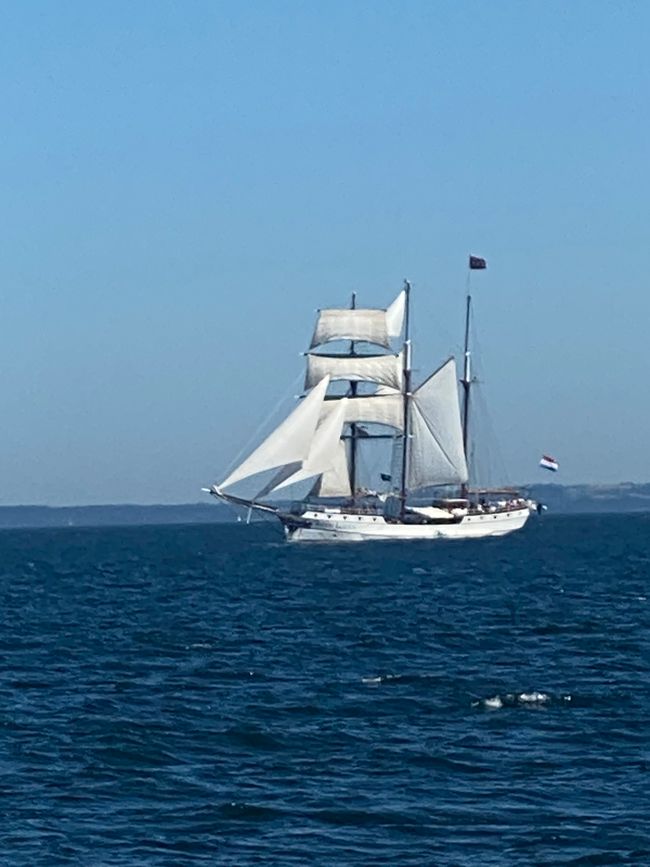 Noch ein Schiff unter Segeln