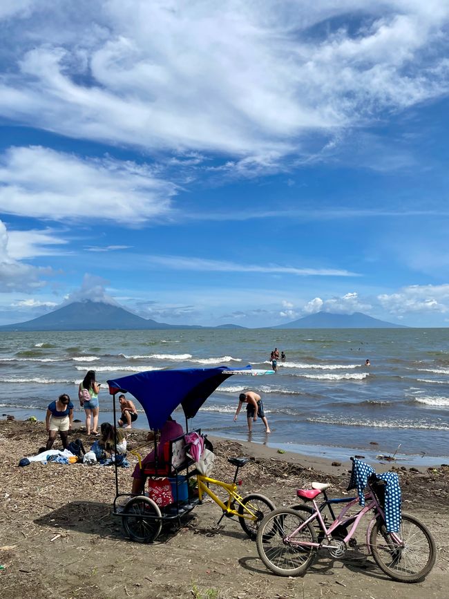 Einheimische beim Baden