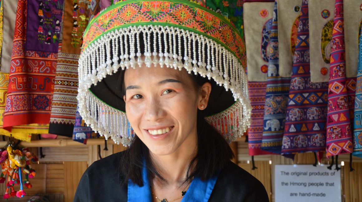 Mhong-Frau in traditioneller Tracht