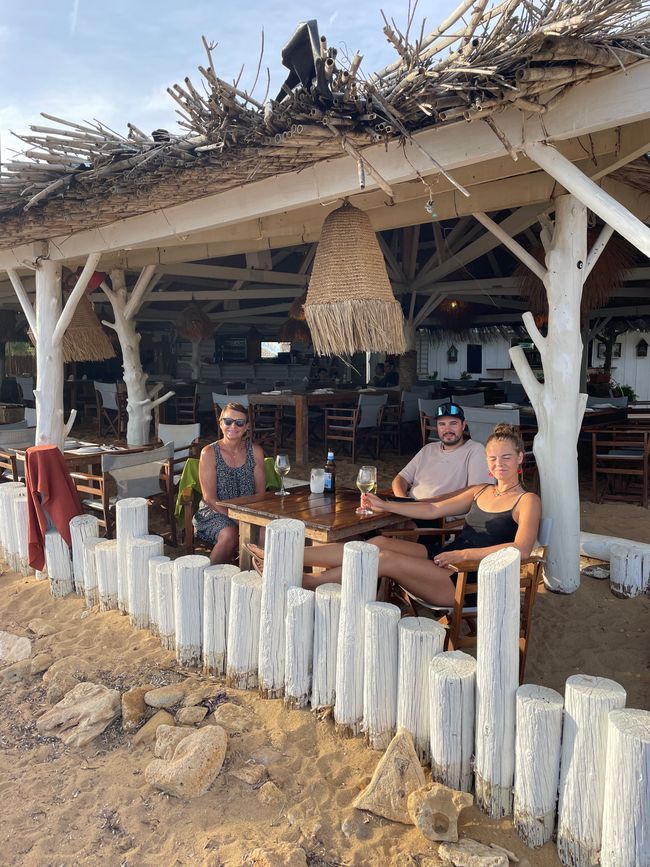 Relajándose en un bar de playa en Agios Nikolaos