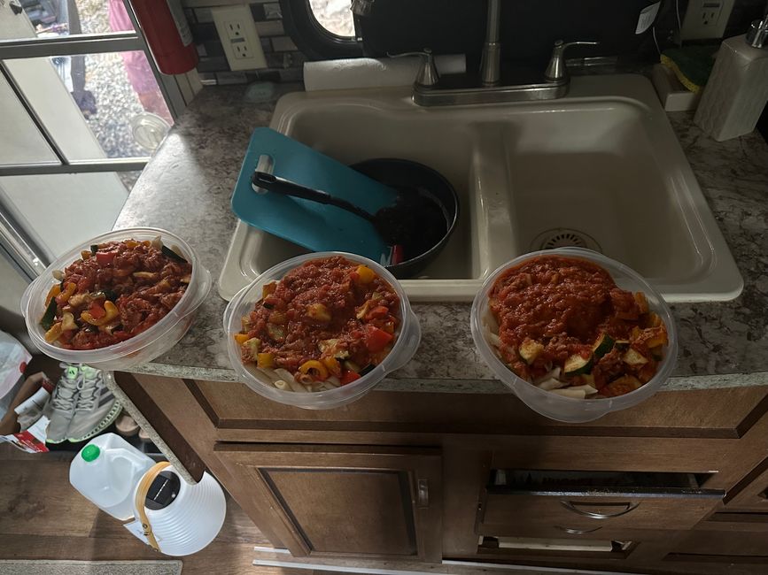 Preparación de comidas para el día... 3 veces pueden adivinar para quién es la tercera caja