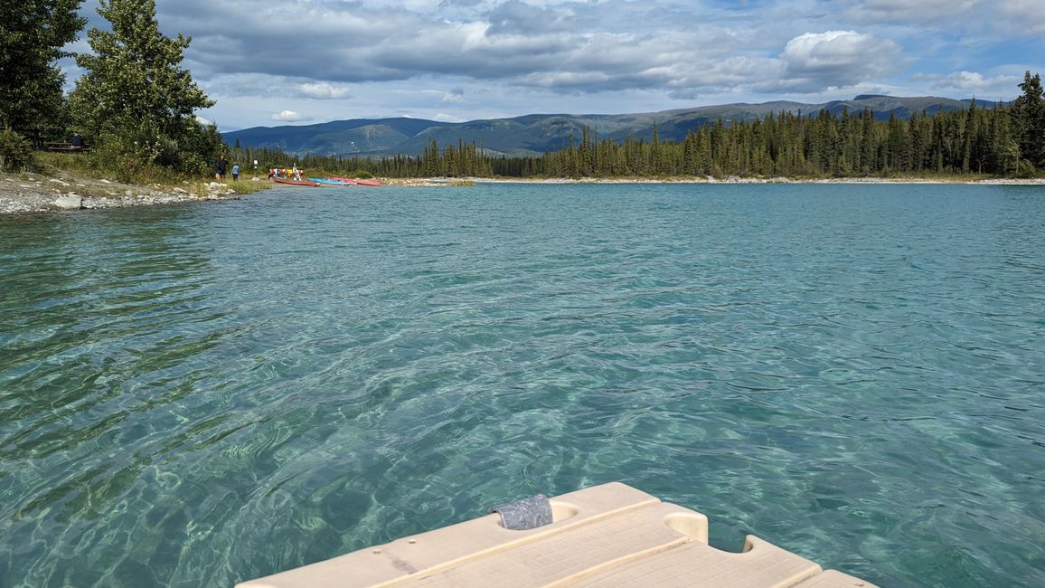 Glasklares Wasser am Boya Lake