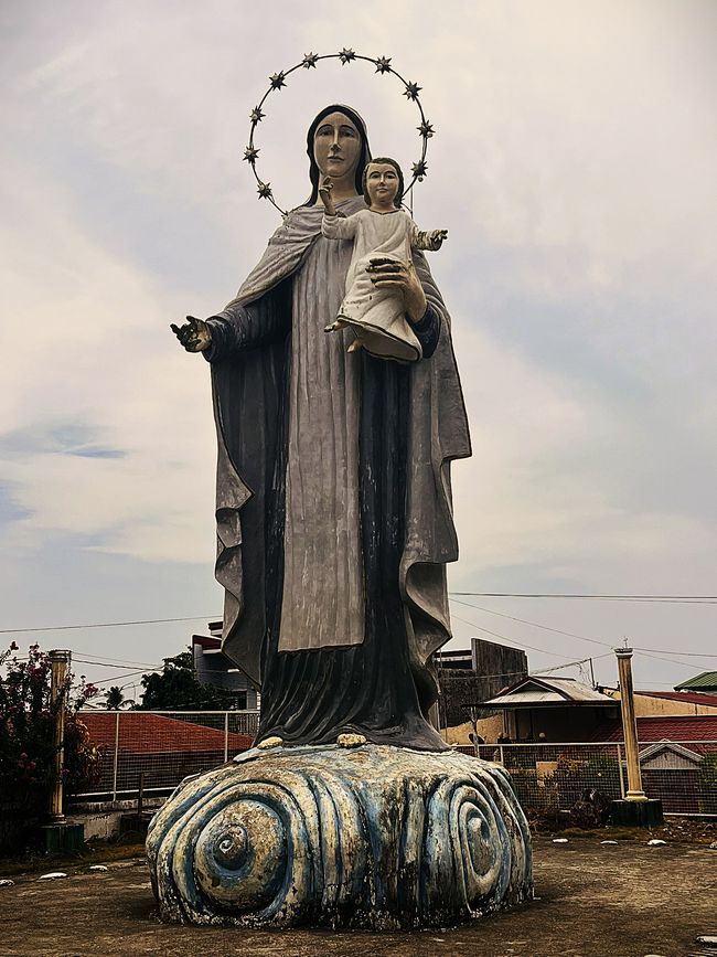 Del Carmen, Riesenstatue der Madonna
