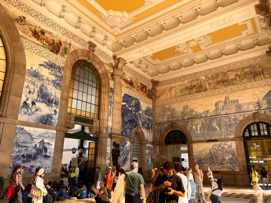 La hermosa estación de tren Porto Sao Bento decorada con 20.000 azulejos (azulejos)